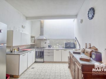 Casa Ph 4 ambientes, 2 baños, escritorio y patio. Estilo antigüo.
