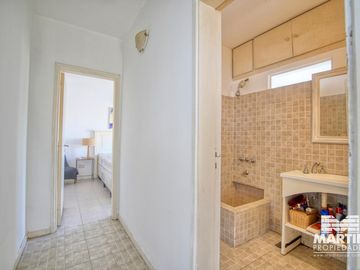 Casa Ph 4 ambientes, 2 baños, escritorio y patio. Estilo antigüo.