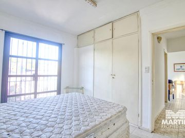 Casa Ph 4 ambientes, 2 baños, escritorio y patio. Estilo antigüo.