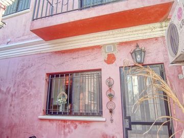 Casa Ph 4 ambientes, 2 baños, escritorio y patio. Estilo antigüo.
