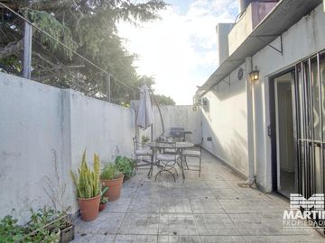 Casa Ph 4 ambientes, 2 baños, escritorio y patio. Estilo antigüo.