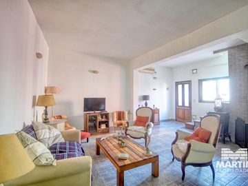 Casa Ph 4 ambientes, 2 baños, escritorio y patio. Estilo antigüo.