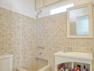 Casa Ph 4 ambientes, 2 baños, escritorio y patio. Estilo antigüo.