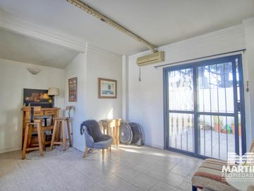 Casa Ph 4 ambientes, 2 baños, escritorio y patio. Estilo antigüo.