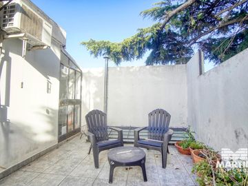 Casa Ph 4 ambientes, 2 baños, escritorio y patio. Estilo antigüo.
