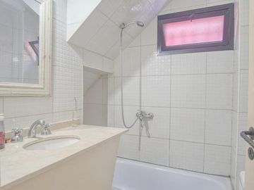 Casa Ph 4 ambientes, 2 baños, escritorio y patio. Estilo antigüo.