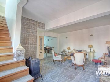 Casa Ph 4 ambientes, 2 baños, escritorio y patio. Estilo antigüo.