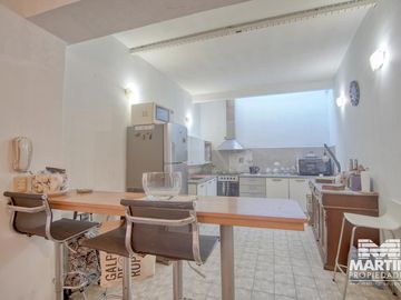 Casa Ph 4 ambientes, 2 baños, escritorio y patio. Estilo antigüo.