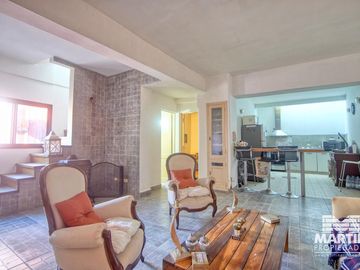 Casa Ph 4 ambientes, 2 baños, escritorio y patio. Estilo antigüo.