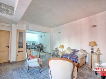 Casa Ph 4 ambientes, 2 baños, escritorio y patio. Estilo antigüo.