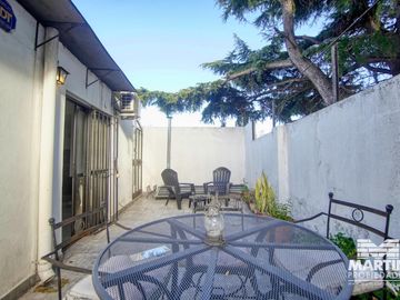 Casa Ph 4 ambientes, 2 baños, escritorio y patio. Estilo antigüo.