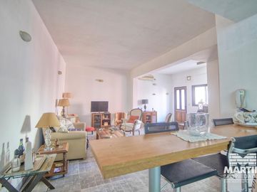Casa Ph 4 ambientes, 2 baños, escritorio y patio. Estilo antigüo.