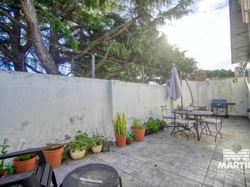 Casa Ph 4 ambientes, 2 baños, escritorio y patio. Estilo antigüo.