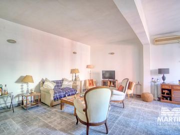 Casa Ph 4 ambientes, 2 baños, escritorio y patio. Estilo antigüo.