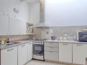 Casa Ph 4 ambientes, 2 baños, escritorio y patio. Estilo antigüo.