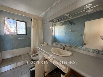 Casa con linda vista en La Herradura, para proyecto de remodelación