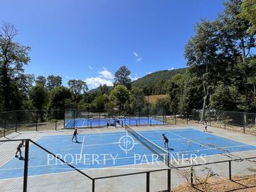 Terreno exclusivo con vista parcial al lago