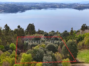 Terreno exclusivo con vista parcial al lago