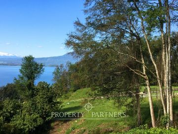 Terreno exclusivo con vista parcial al lago