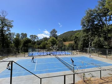 Terreno exclusivo con vista parcial al lago