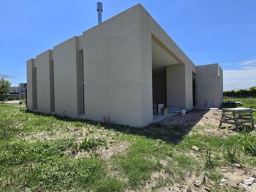 CASA DE 5 AMBIENTES A ESTRENAR CON JARDIN EN BARRIO ACACIAS, PUERTOS DEL LAGO, ESCOBAR. VENTA, ALQUILER