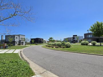 CASA DE 5 AMBIENTES A ESTRENAR CON JARDIN EN BARRIO ACACIAS, PUERTOS DEL LAGO, ESCOBAR. VENTA, ALQUILER