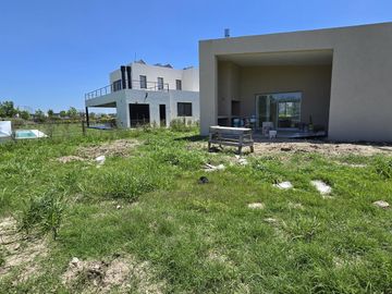 CASA DE 5 AMBIENTES A ESTRENAR CON JARDIN EN BARRIO ACACIAS, PUERTOS DEL LAGO, ESCOBAR. VENTA, ALQUILER