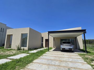CASA DE 5 AMBIENTES A ESTRENAR CON JARDIN EN BARRIO ACACIAS, PUERTOS DEL LAGO, ESCOBAR. VENTA, ALQUILER