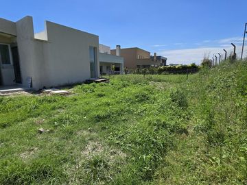 CASA DE 5 AMBIENTES A ESTRENAR CON JARDIN EN BARRIO ACACIAS, PUERTOS DEL LAGO, ESCOBAR. VENTA, ALQUILER