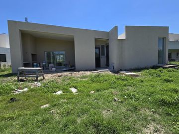 CASA DE 5 AMBIENTES A ESTRENAR CON JARDIN EN BARRIO ACACIAS, PUERTOS DEL LAGO, ESCOBAR. VENTA, ALQUILER