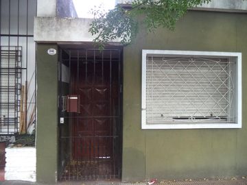 PH interno de 2 dorm C/patio. Banfield Este.