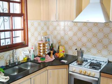 Chalet de 3 dorm C/garage, patio y quincho cubierto. Banfield E.