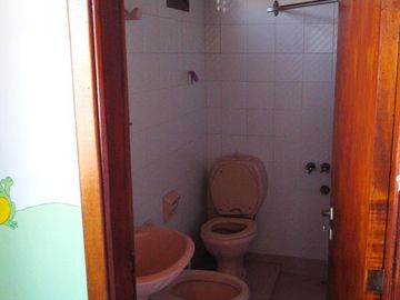 Chalet de 3 dorm C/garage, patio y quincho cubierto. Banfield E.