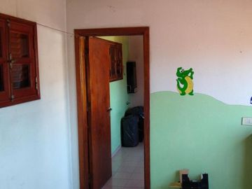 Chalet de 3 dorm C/garage, patio y quincho cubierto. Banfield E.