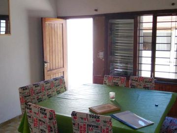 Chalet de 3 dorm C/garage, patio y quincho cubierto. Banfield E.