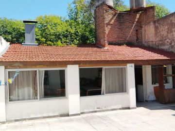 Chalet de 3 dorm C/garage, patio y quincho cubierto. Banfield E.