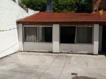 Chalet de 3 dorm C/garage, patio y quincho cubierto. Banfield E.