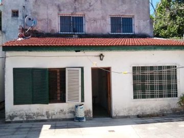 Chalet de 3 dorm C/garage, patio y quincho cubierto. Banfield E.
