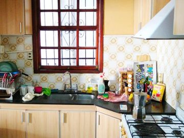 Chalet de 3 dorm C/garage, patio y quincho cubierto. Banfield E.