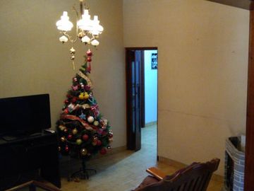 Chalet de 3 dorm C/garage, patio y quincho cubierto. Banfield E.