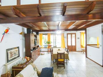 Casa en venta Rosario Arroyito Jardín Pileta.