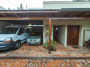 Casa en venta Rosario Arroyito Jardín Pileta.