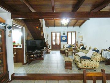 Casa en venta Rosario Arroyito Jardín Pileta.