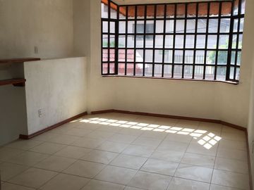 Amplia casa en desniveles: Seguridad 24/7, jacuzzi y ubicación privilegiada