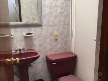 Amplia casa en desniveles: Seguridad 24/7, jacuzzi y ubicación privilegiada