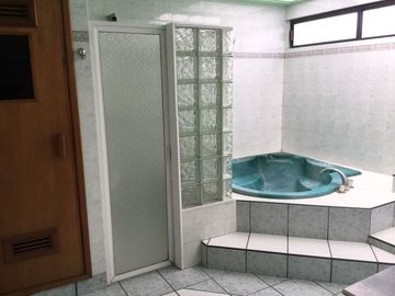 Amplia casa en desniveles: Seguridad 24/7, jacuzzi y ubicación privilegiada