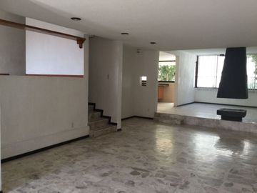 Amplia casa en desniveles: Seguridad 24/7, jacuzzi y ubicación privilegiada