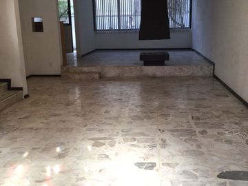 Amplia casa en desniveles: Seguridad 24/7, jacuzzi y ubicación privilegiada