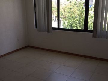 Amplia casa en desniveles: Seguridad 24/7, jacuzzi y ubicación privilegiada