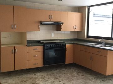 Amplia casa en desniveles: Seguridad 24/7, jacuzzi y ubicación privilegiada